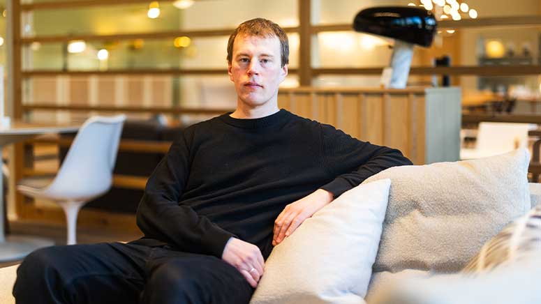 Finnish Design Shops operativa chef Kalle Karvanen sitter i en soffa.
